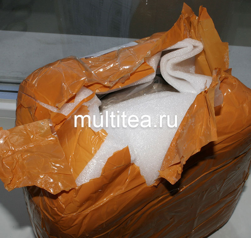 внутри посылки с чаем много изолирующего материала