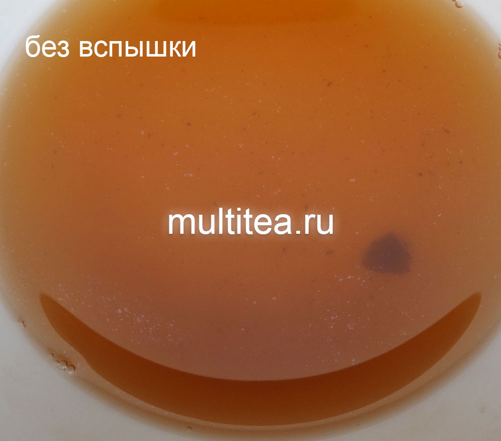 Фото настоя шен пуэра Qi Cai Kong Que выполнено без фотовспышки
